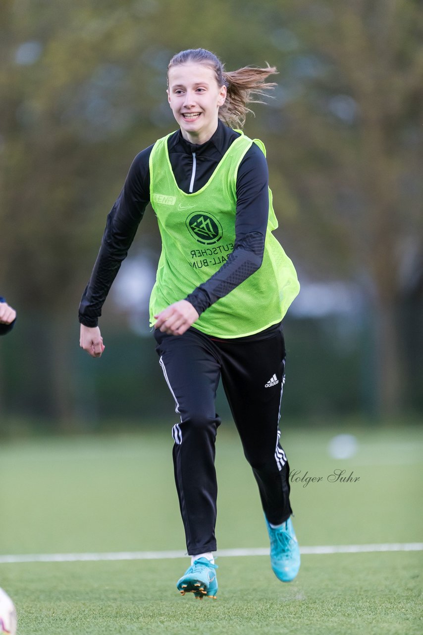 Bild 353 - Co-Trainerin der Frauen Nationalmannschaft Britta Carlson in Wahlstedt